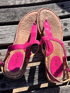 B.O.C. (Born Concept) women's pink patent leather T-strap flat thong sandals